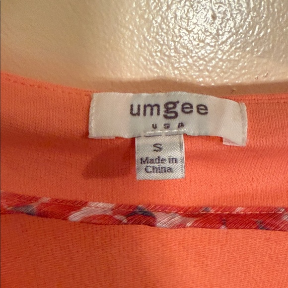 Umgee Coral V-Neck Top with Floral Crochet Puff Sleeves - Picture 3 of 5